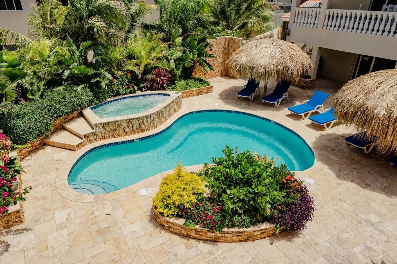 Stunning modern 2-bedroom apartment with tropical garden, pool&jacuzzi Palm Beach Buitenkant foto