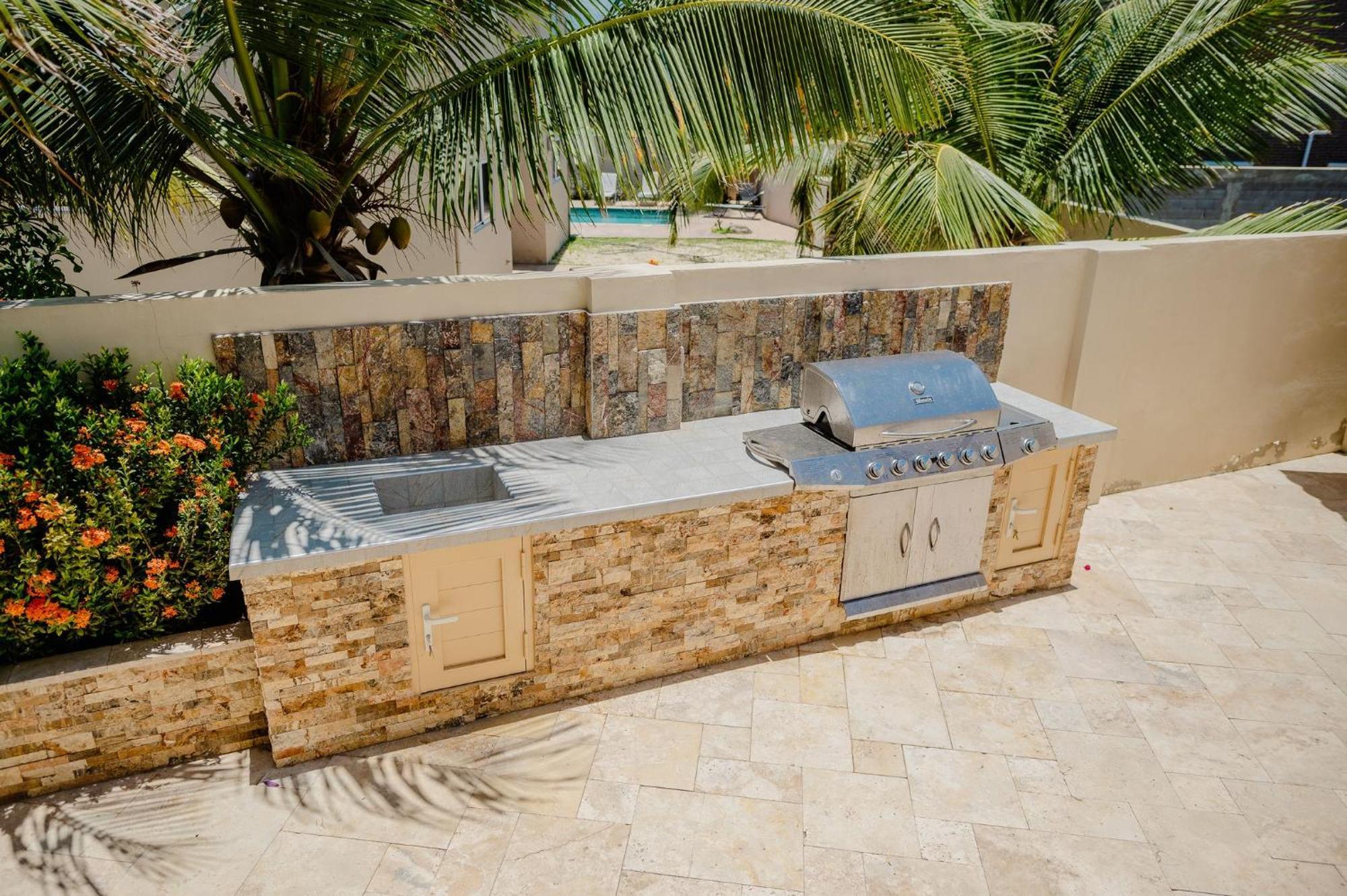 Stunning modern 2-bedroom apartment with tropical garden, pool&jacuzzi Palm Beach Buitenkant foto