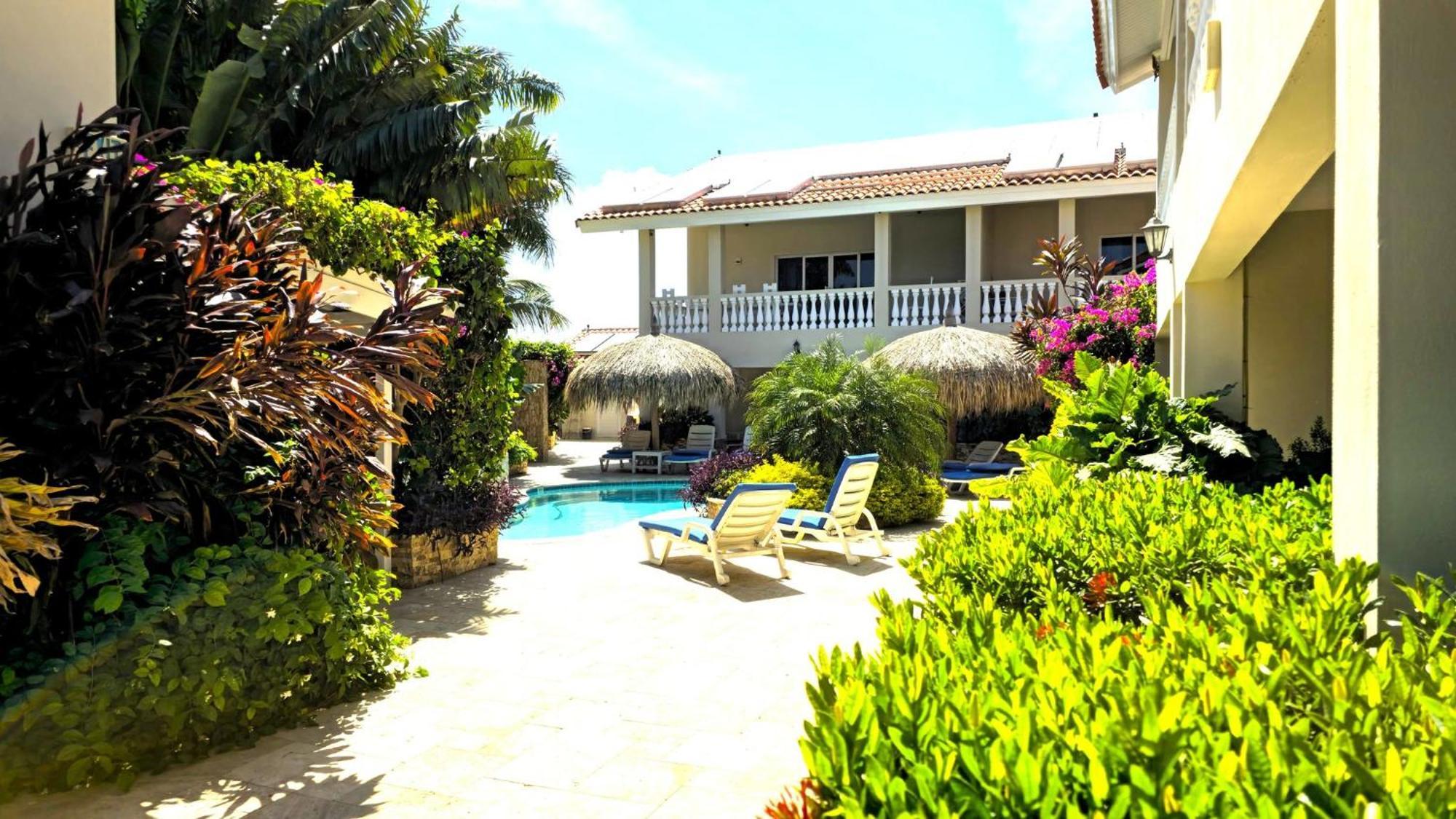 Stunning modern 2-bedroom apartment with tropical garden, pool&jacuzzi Palm Beach Buitenkant foto