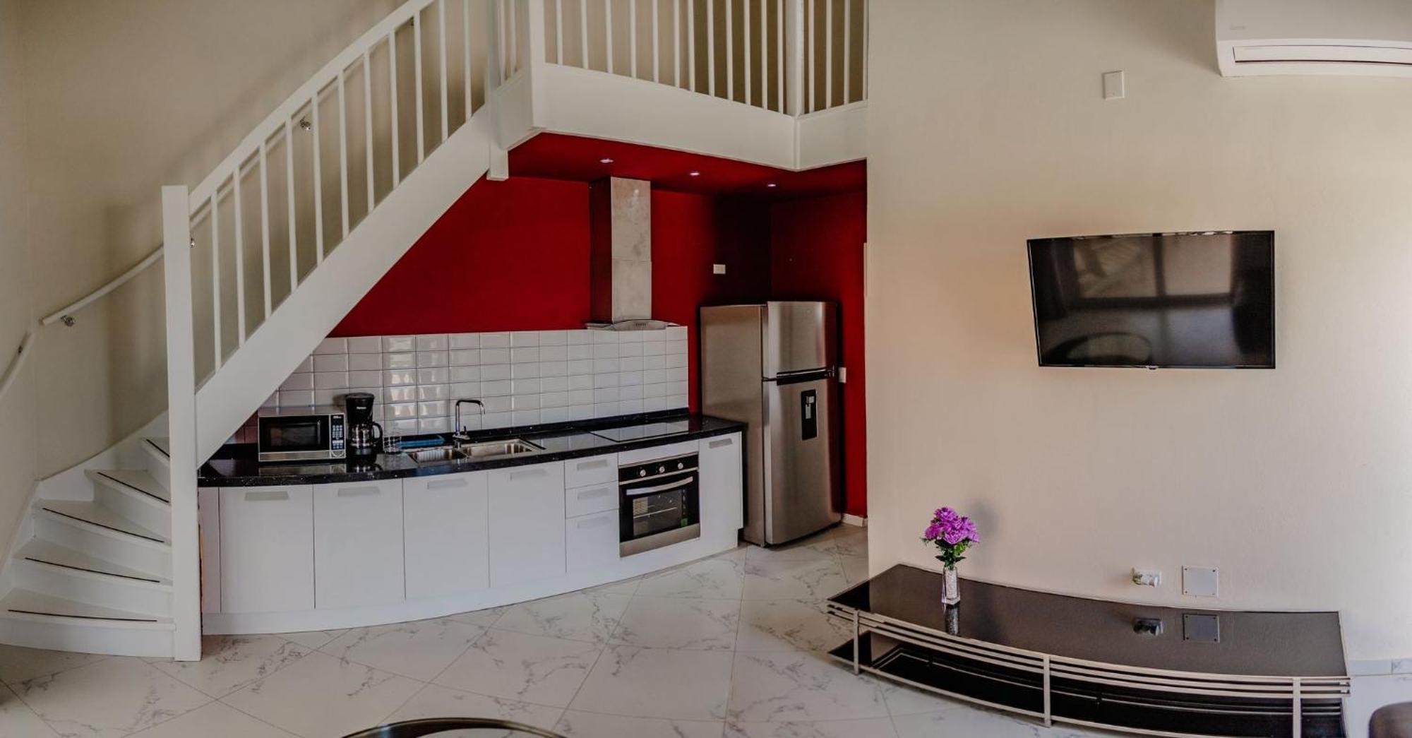 Stunning modern 2-bedroom apartment with tropical garden, pool&jacuzzi Palm Beach Buitenkant foto