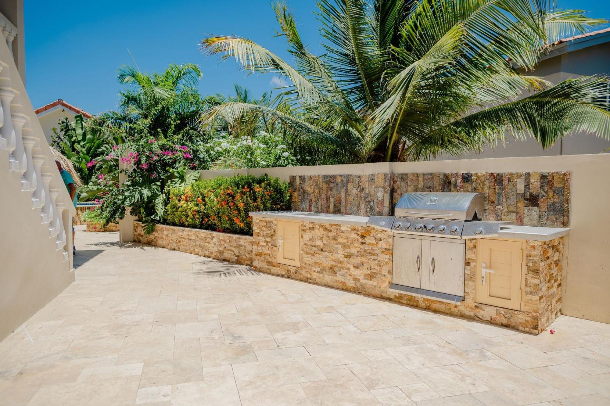 Stunning modern 2-bedroom apartment with tropical garden, pool&jacuzzi Palm Beach Buitenkant foto