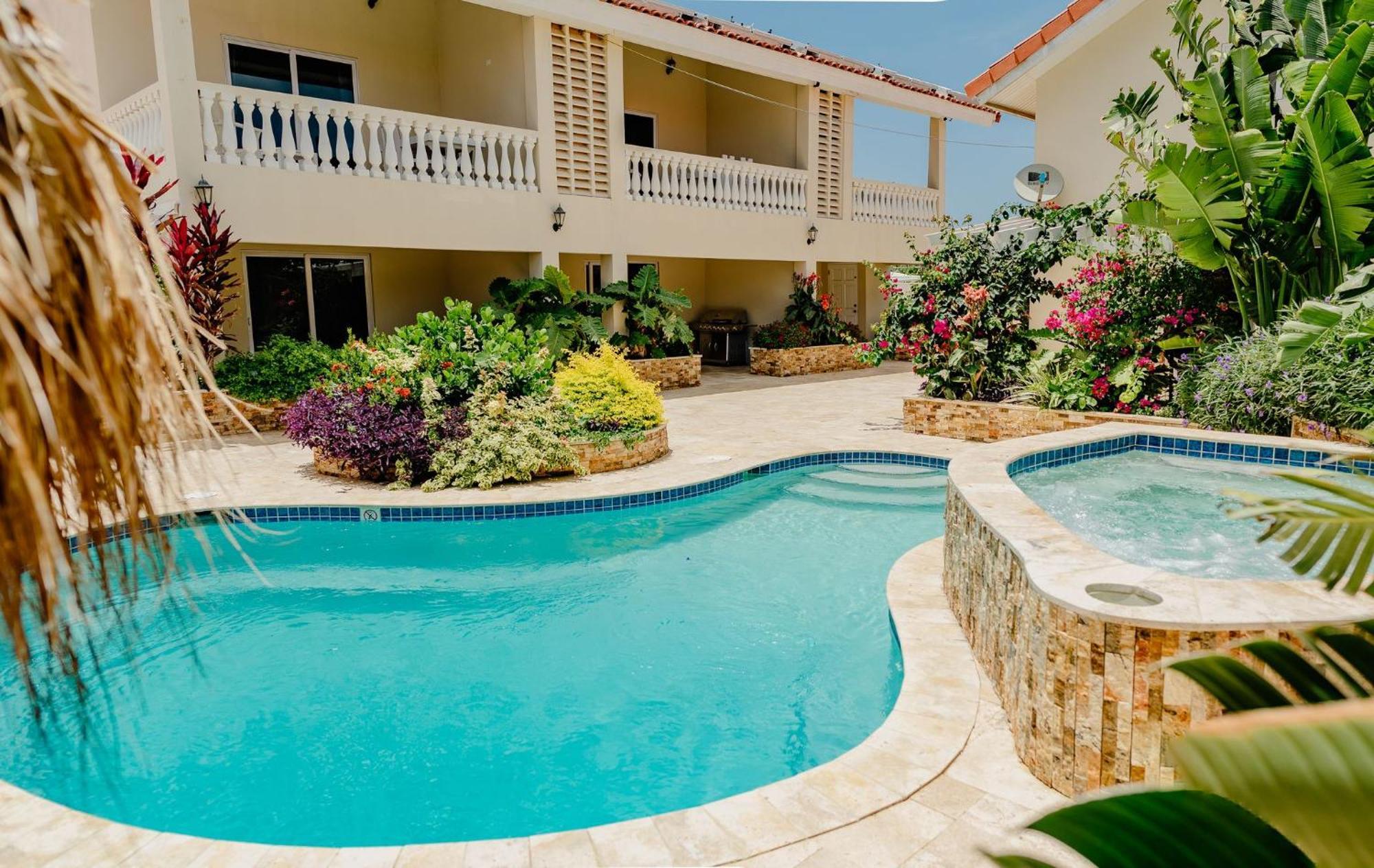 Stunning modern 2-bedroom apartment with tropical garden, pool&jacuzzi Palm Beach Buitenkant foto