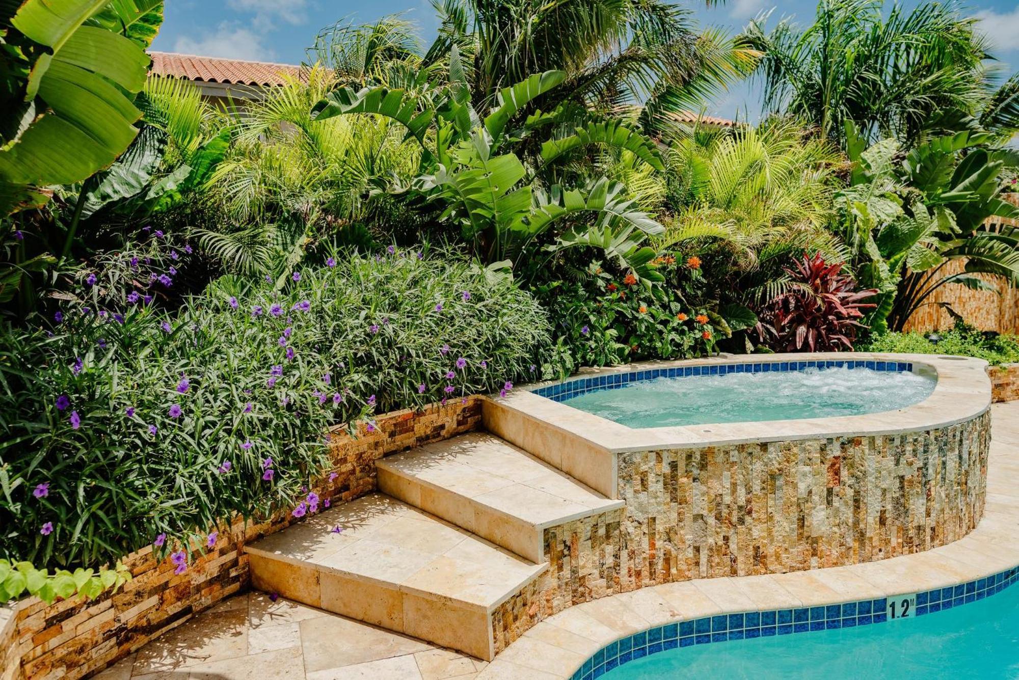 Stunning modern 2-bedroom apartment with tropical garden, pool&jacuzzi Palm Beach Buitenkant foto