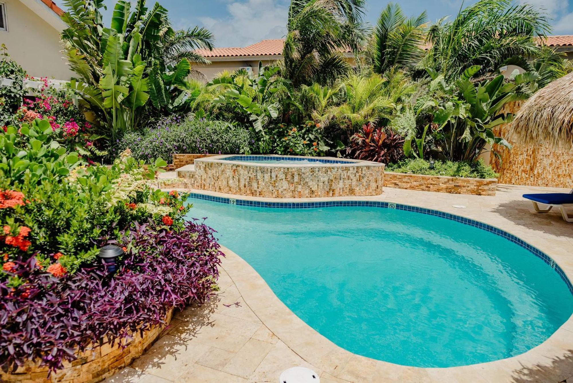 Stunning modern 2-bedroom apartment with tropical garden, pool&jacuzzi Palm Beach Buitenkant foto