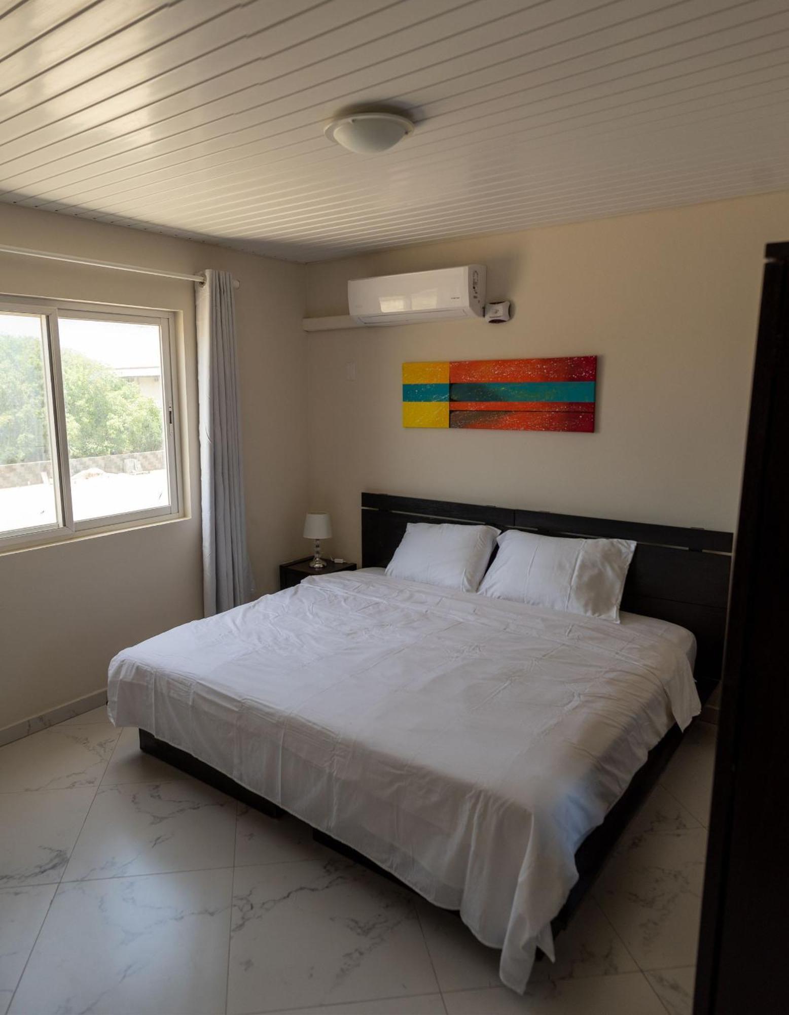 Stunning modern 2-bedroom apartment with tropical garden, pool&jacuzzi Palm Beach Buitenkant foto